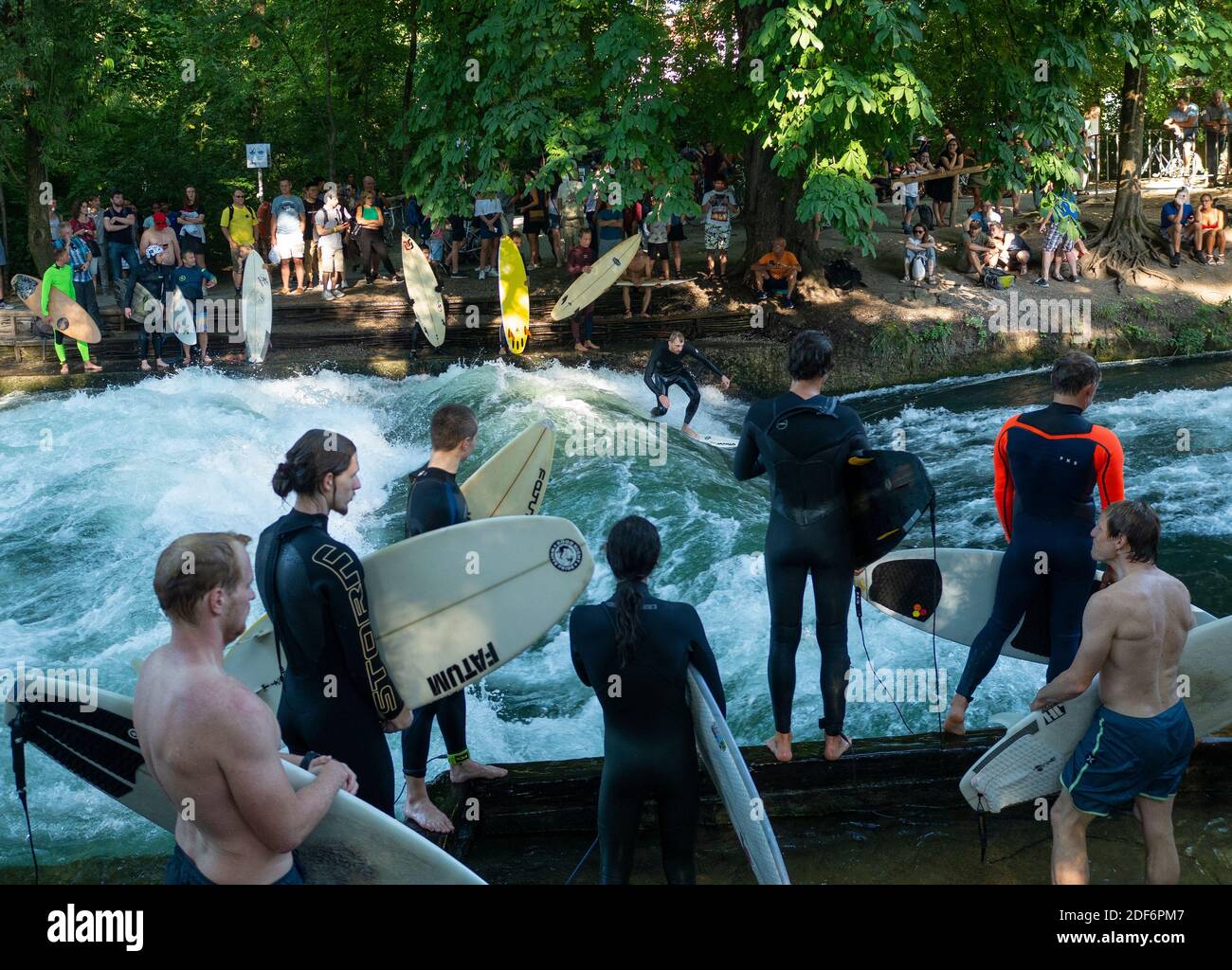 Surf sul fiume all'Eisbach a Monaco, Baviera, Germania. L'Eisbach è un piccolo fiume di due chilometri, costruito dall'uomo, situato nel centro di Monaco il 27 luglio 2019 Foto Stock