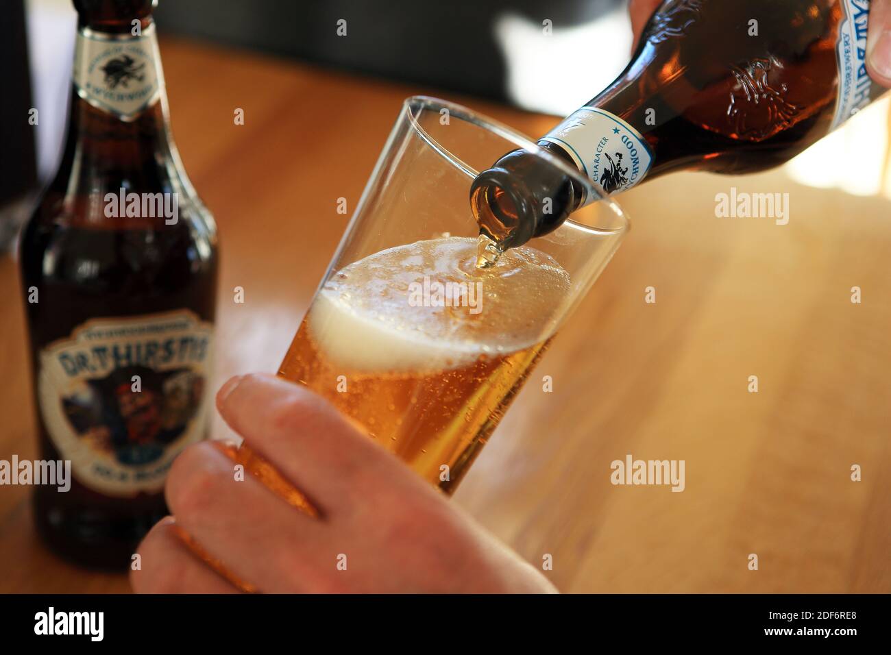 Dr assetata birra bionda dalla Wychwood Brewery in Oxfordshire versato in un bicchiere Foto Stock