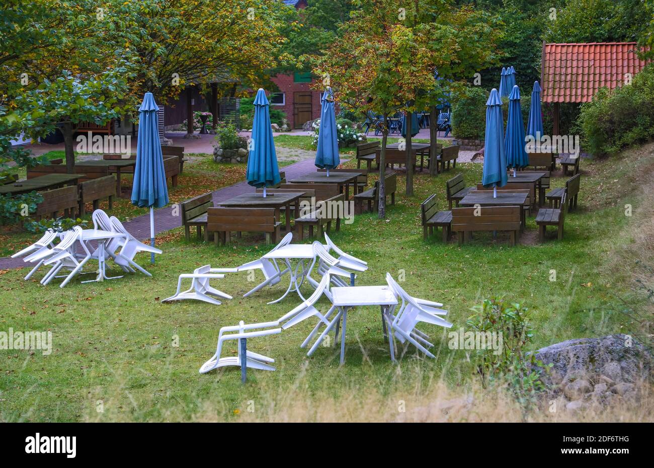 Questo ristorante giardino nel Parco Naturale della Lüneburg Heath è stato purtroppo chiuso su questo. Foto Stock