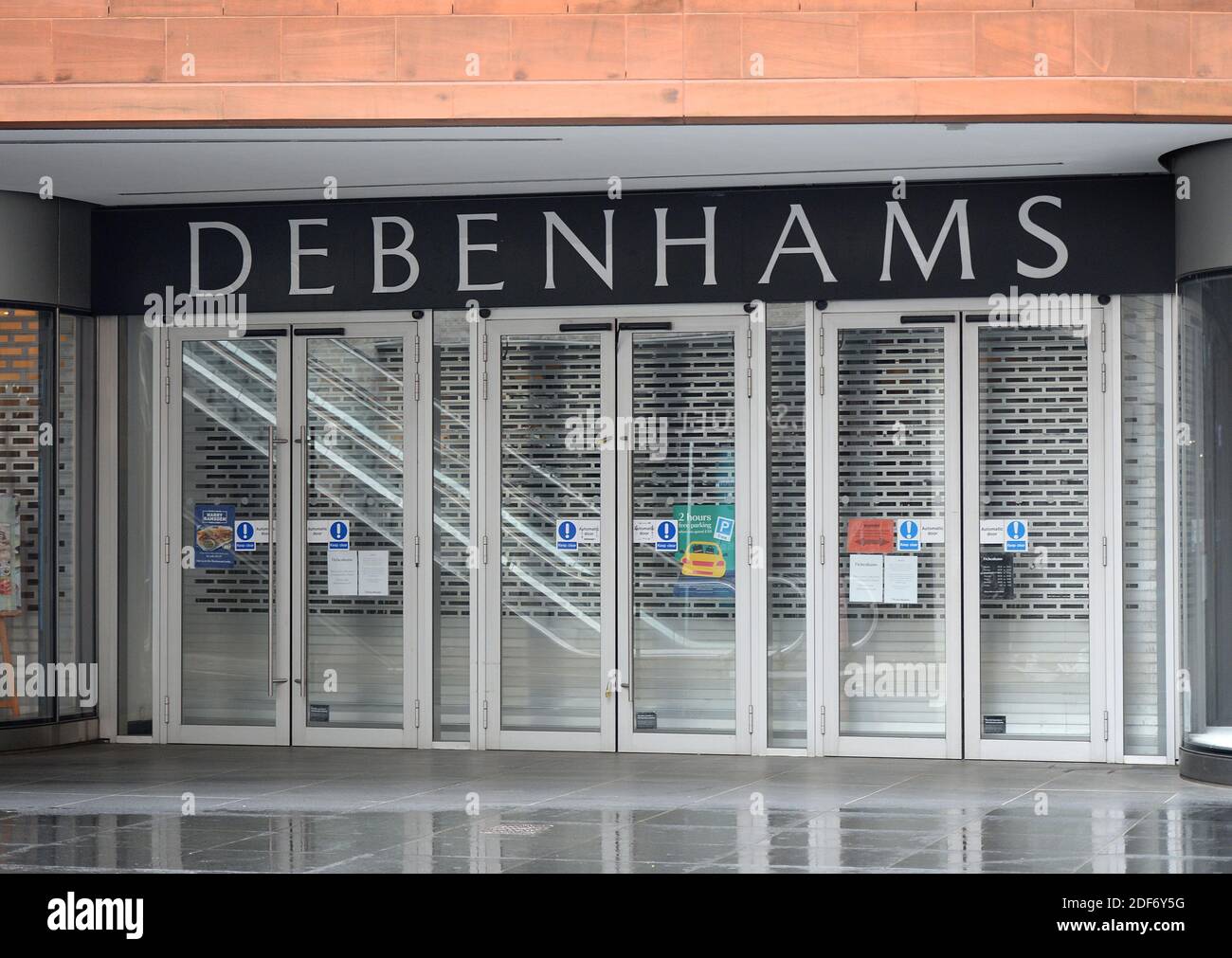 Vista generale del negozio chiuso Debenhams nel centro di Liverpool, che è impostato per la gestione, dopo che il Covid-19 Coronavirus blocco costretto a chiudere i suoi negozi in tutto il Regno Unito. Debenhams ha annunciato oggi, il 6 aprile 2020, che doveva archiviare per amministrazione come conseguenza della necessità di chiudere tutti i suoi negozi in tutto il Regno Unito sotto il covid-19 coronavirus blocco. Questa sarà la seconda volta in un anno che il rivenditore in difficoltà ha presentato per l'amministrazione. La sua attuale situazione si presenta non molto dopo la chiusura permanente di 22 negozi, con il risultato di più di 700 posti di lavoro Foto Stock