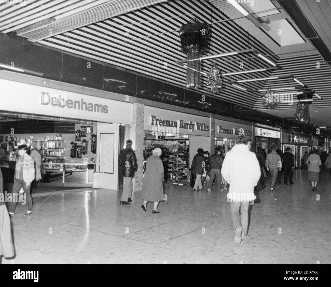 Hill Street Center, Middlesbrough, 17 febbraio 1983. Debenhams e Freeman Hardy Willis. Foto Stock