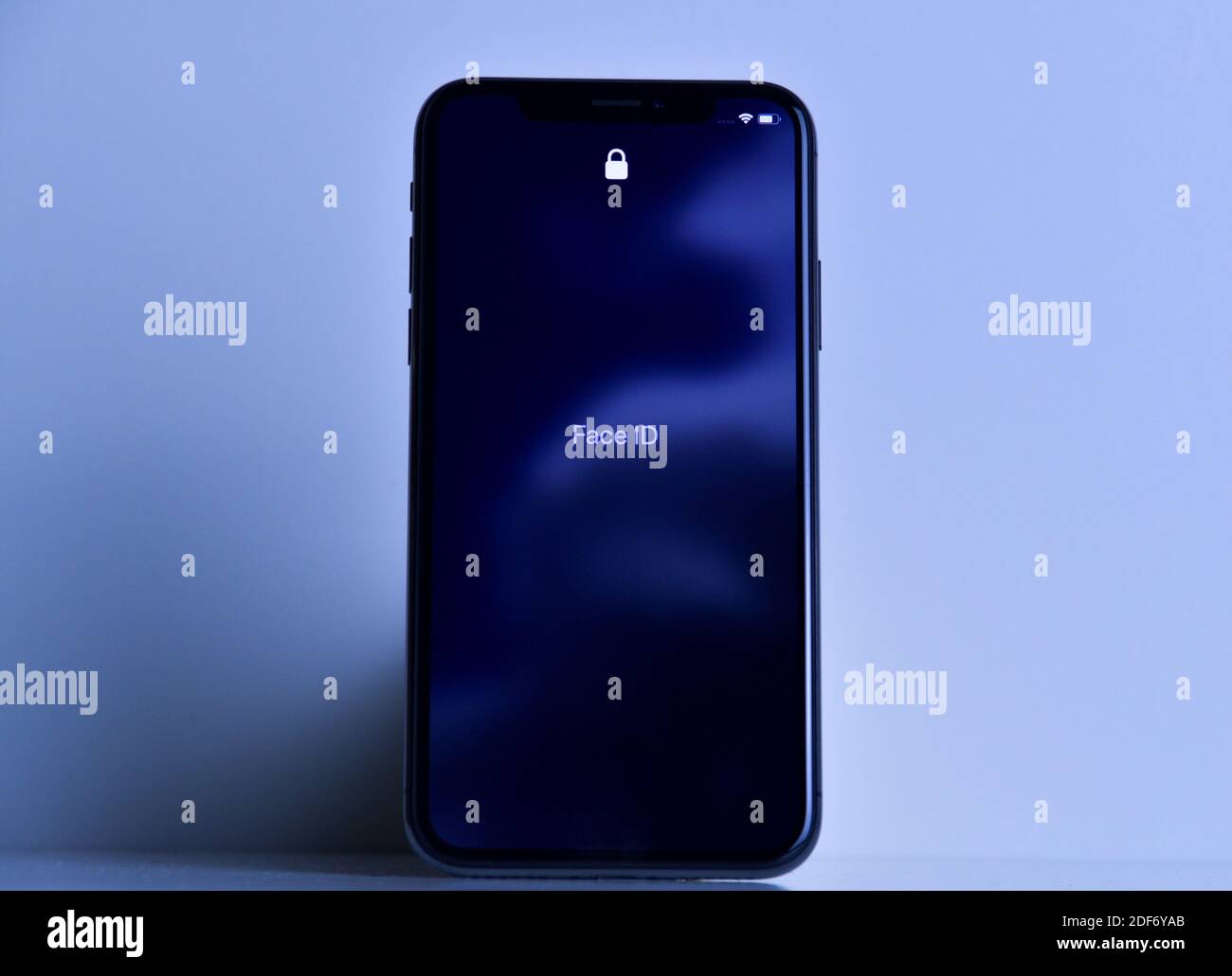 Schermo di blocco di iPhone X che richiede l'identificazione del volto Foto Stock