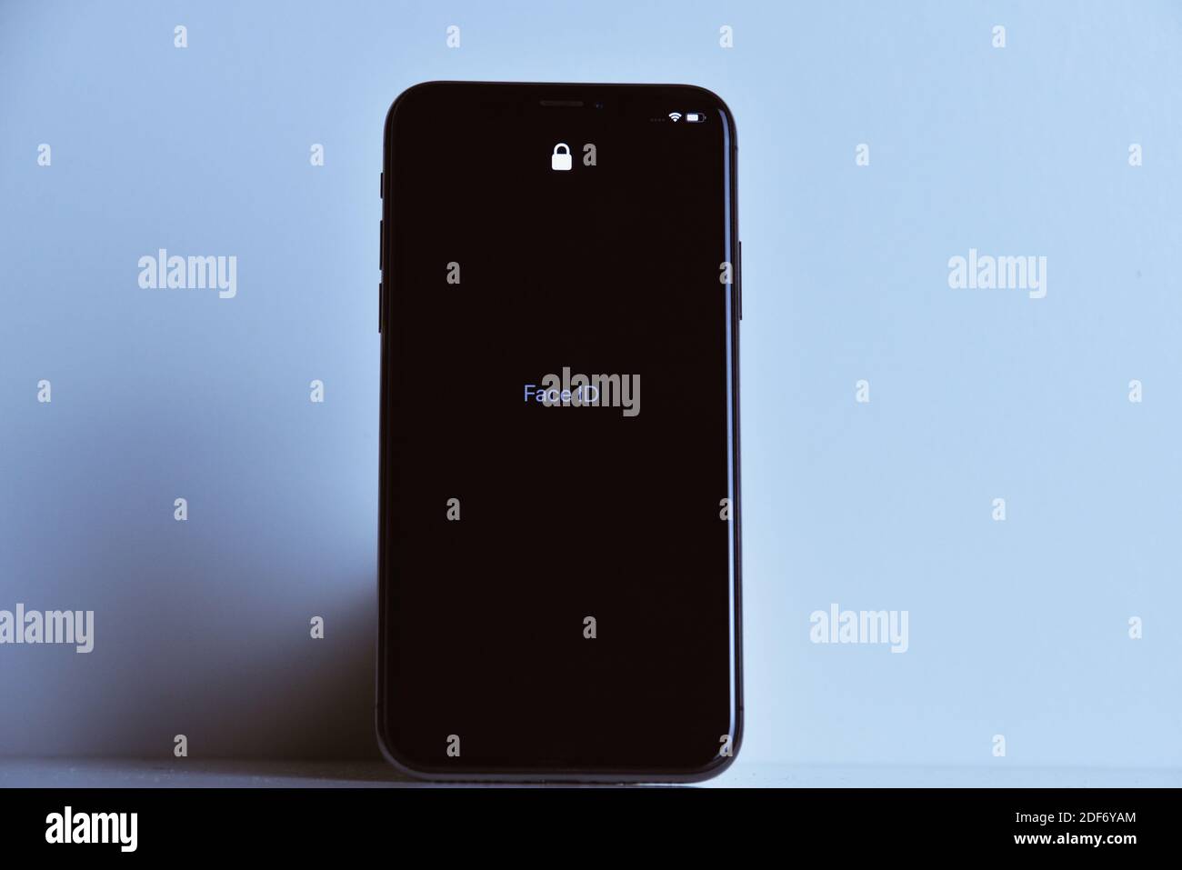Schermo di blocco di iPhone X che richiede l'identificazione del volto Foto Stock
