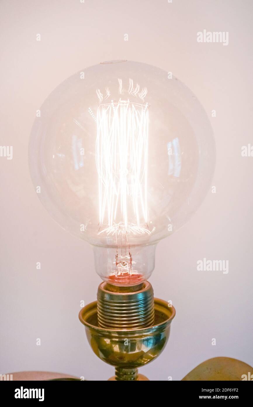 Lampada Edison antica con filamento in tungsteno al carbonio vintage Foto  stock - Alamy