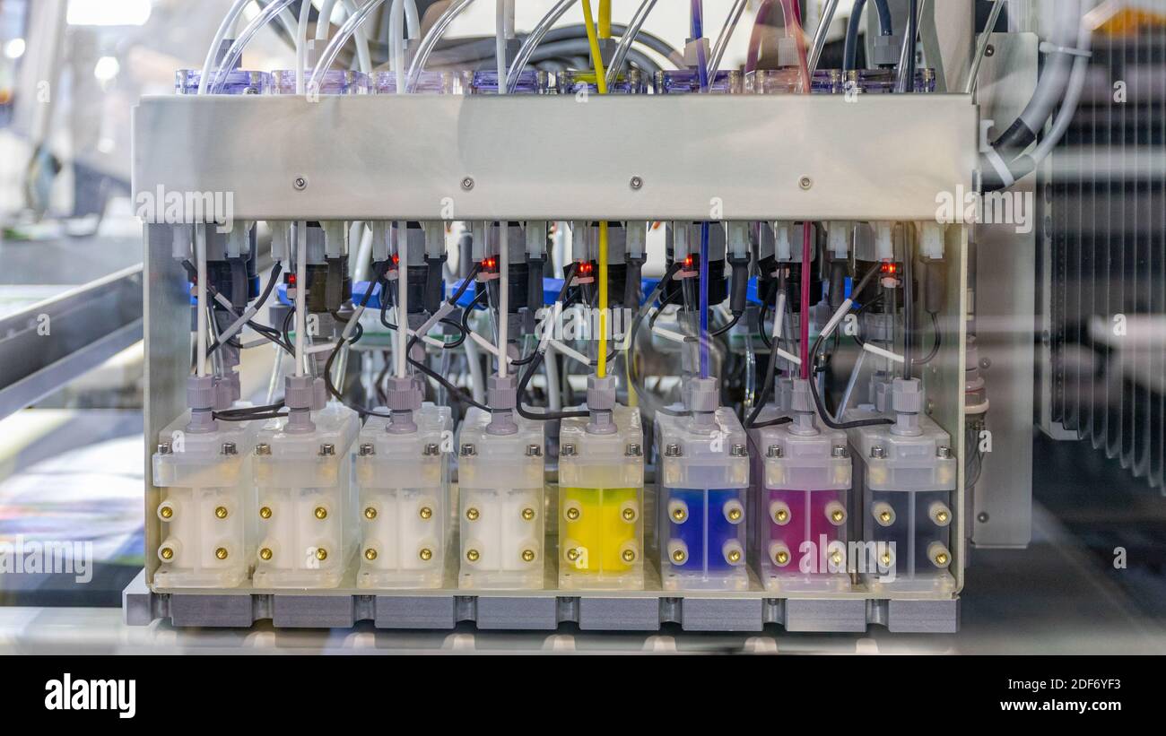 Serbatoio d'inchiostro a otto colori presso la stampante Big Solvent Foto Stock