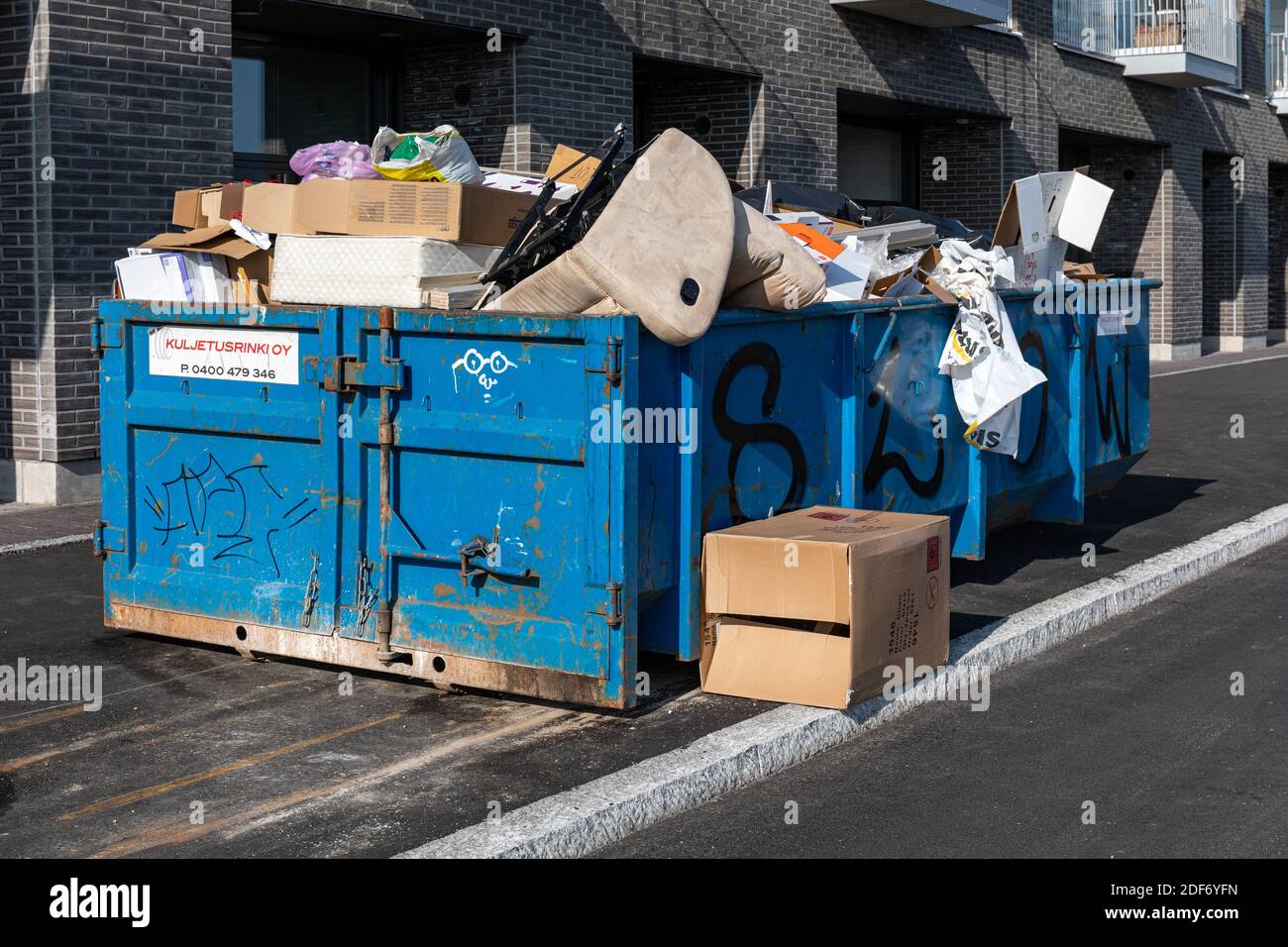 Box per dumb scoperto pieno di rifiuti nel quartiere Kalasatama di Helsinki, Finlandia Foto Stock