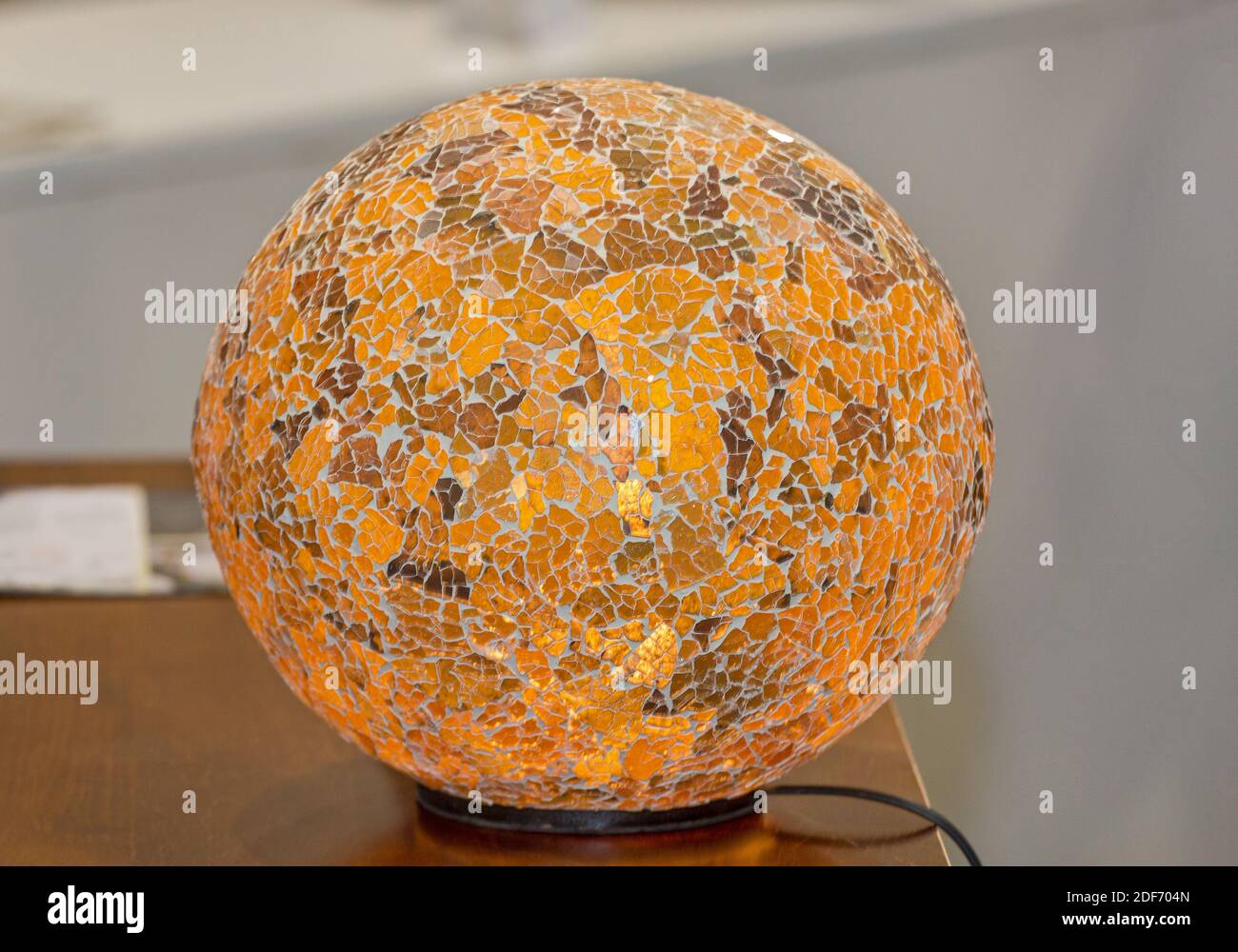 Pezzi di vetro rotto Golden Globe lampada decorazione Foto Stock