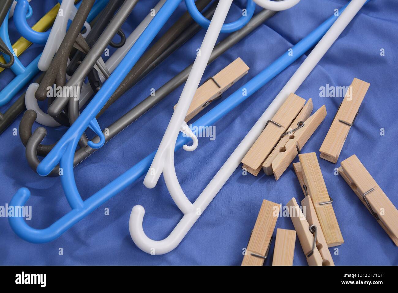 Molti appendiabiti. Trempel su sfondo blu. Concept store in vendita, design. Set di staffe vuoto. Foto Stock