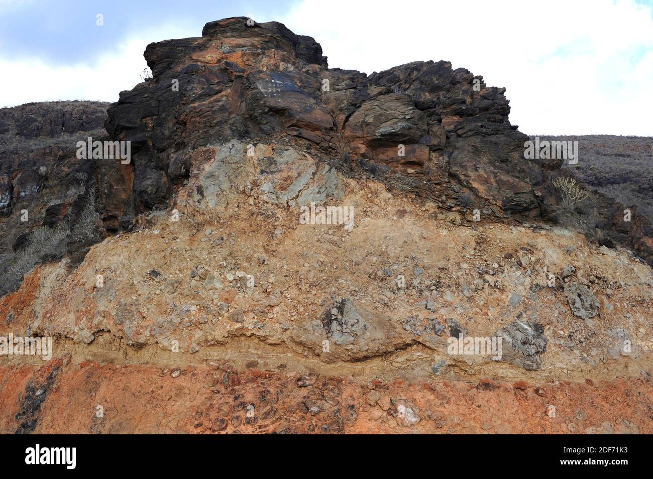 Sovrapposizione di materiale vulcanico. Questa foto è stata scattata a Fataga, Gran Canaria, Isole Canarie, Spagna. Foto Stock