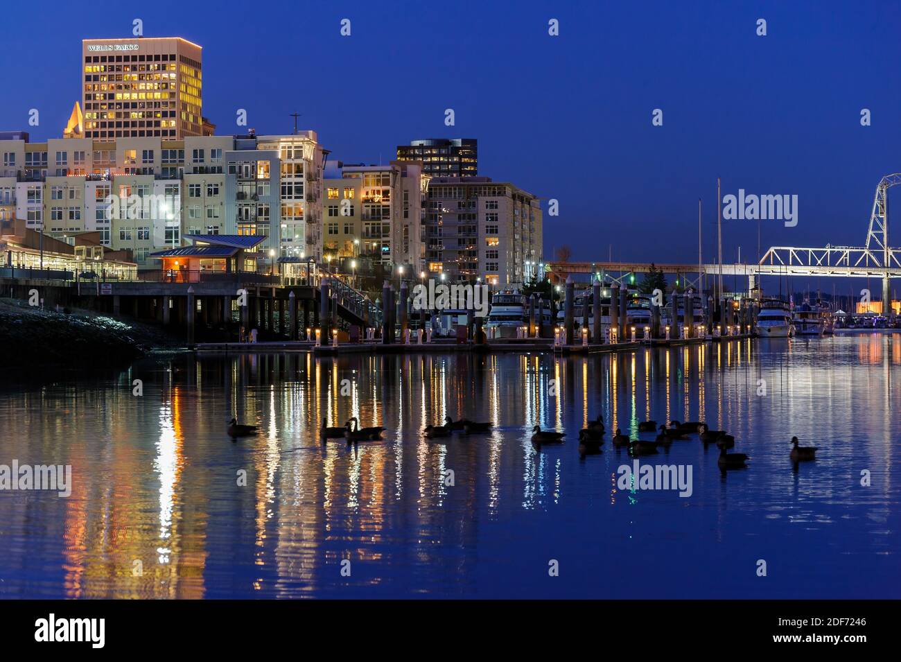 Una vista notturna del centro di Tacoma dall'altra parte della Foss Corso d'acqua Foto Stock