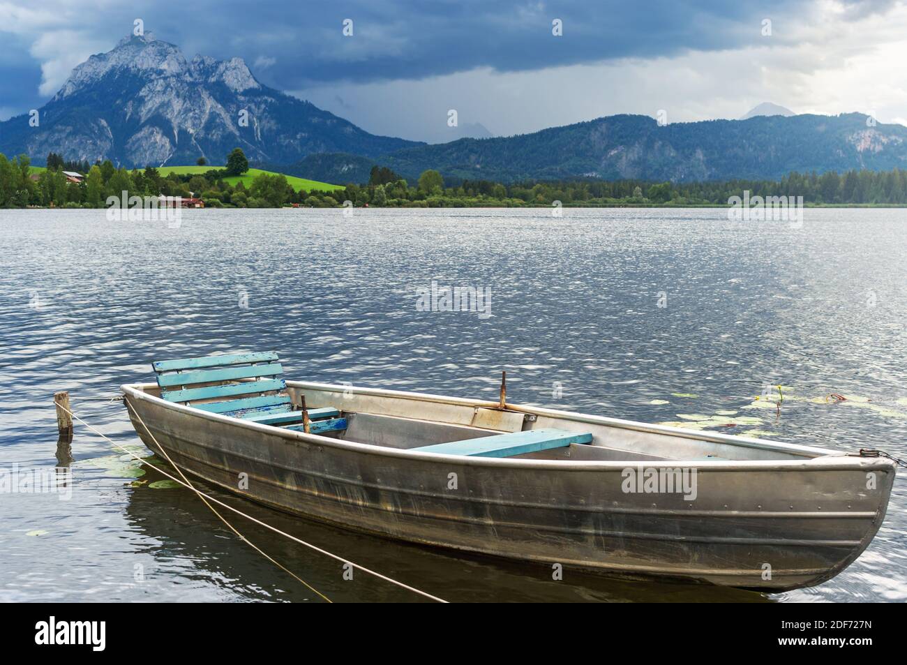 Piccola barca a Hopfensee Alpi montagna, Baviera Germania Foto Stock