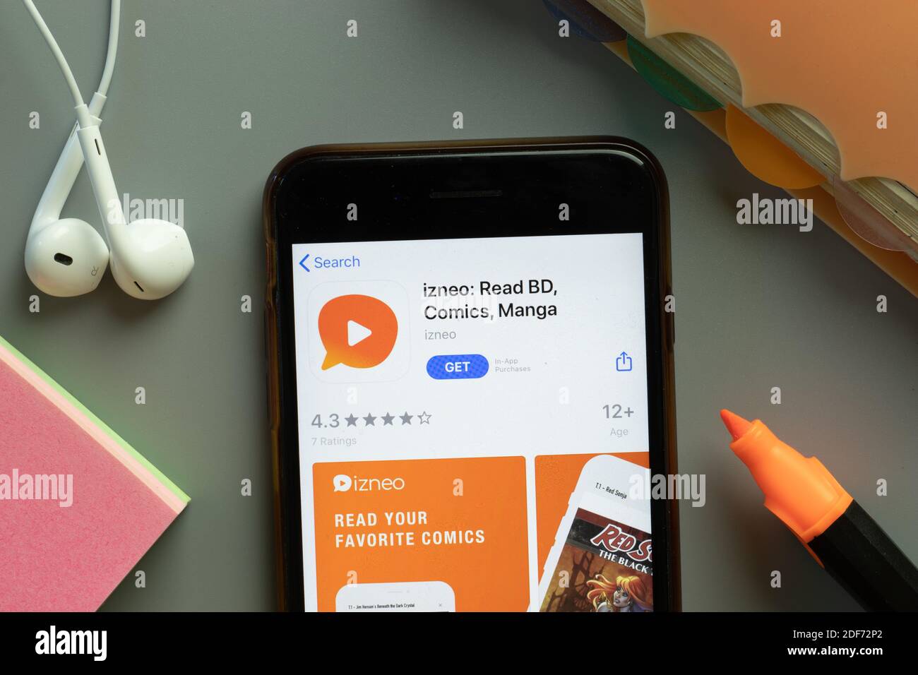 New York, USA - 1 dicembre 2020: Icona dell'app izneo mobile sulla vista superiore dello schermo del telefono, editoriale illustrativo. Foto Stock