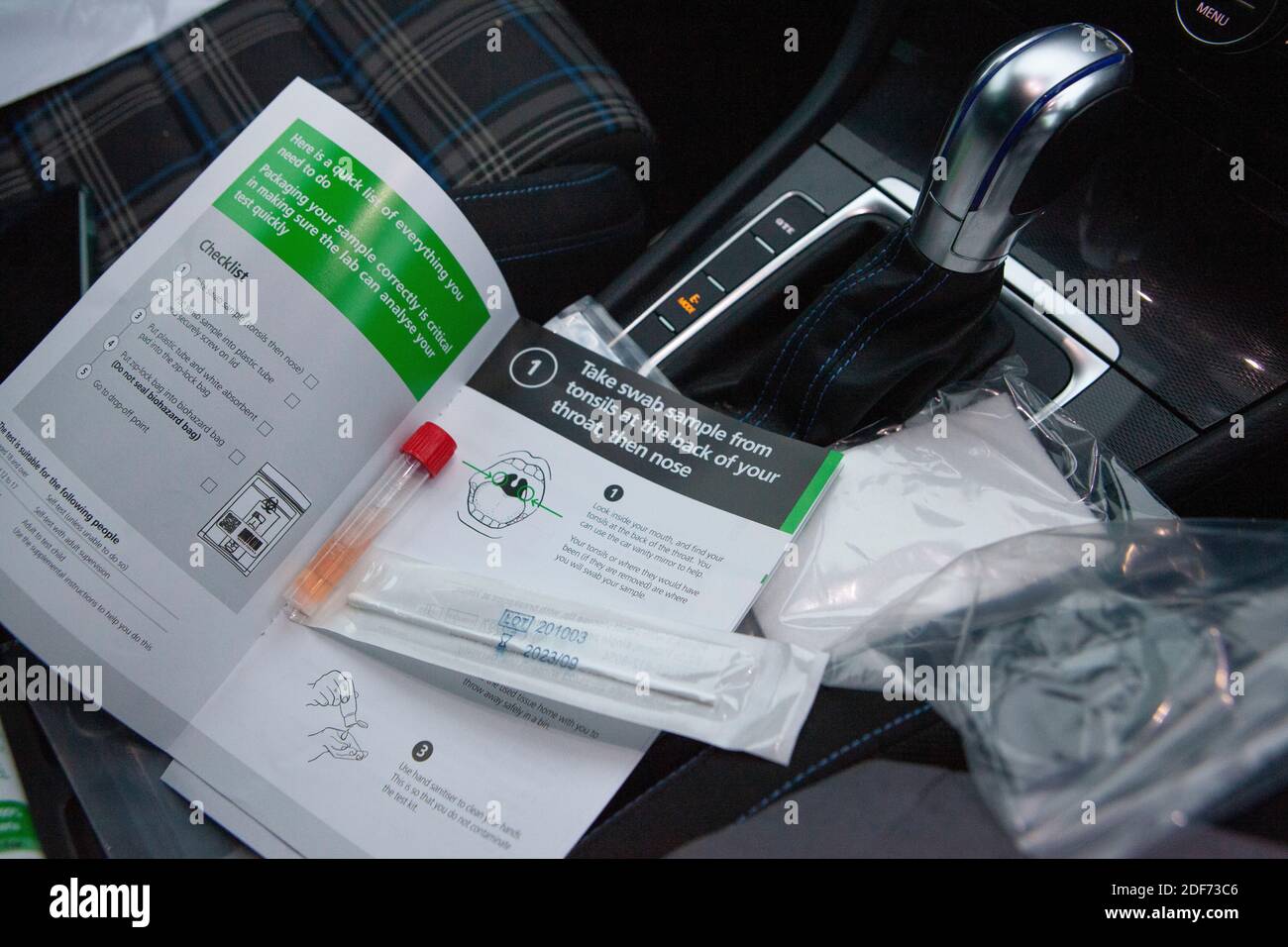 Londra, Regno Unito, 3 dicembre 2020: Le istruzioni e le attrezzature per un test del coronavirus autosolante si estendono sul sedile del passeggero di un'auto. Al fotografo è stato chiesto di eseguire un test dall'app Zoe Symptom Tracker dopo aver visualizzato sintomi simili al raffreddore. Anna Watson/Alamy Live News Foto Stock
