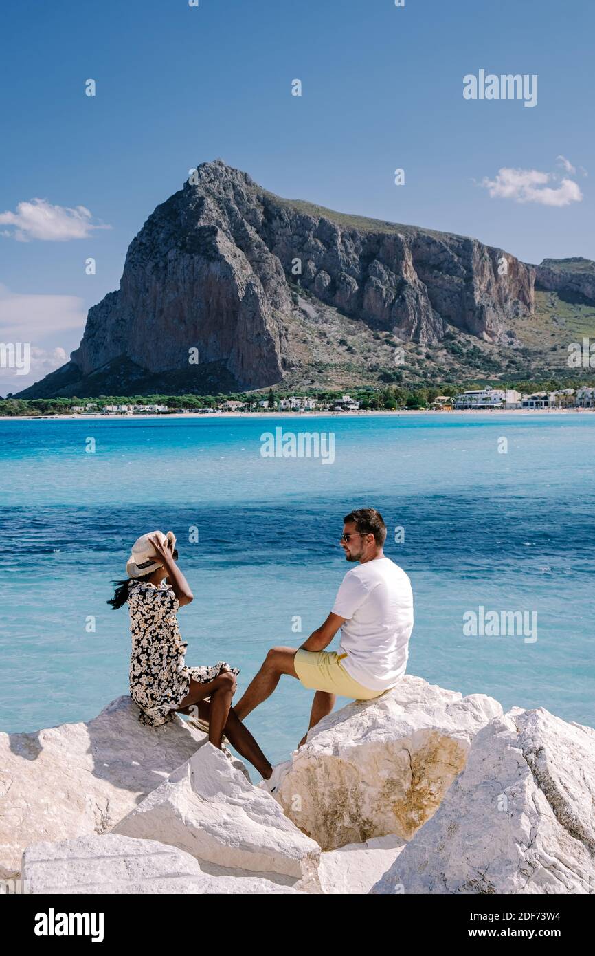 San Vito lo Capo Sicilia, spiaggia di San Vito lo Capo e Monte Monaco sullo sfondo, Sicilia nord-occidentale. Foto di alta qualità Foto Stock