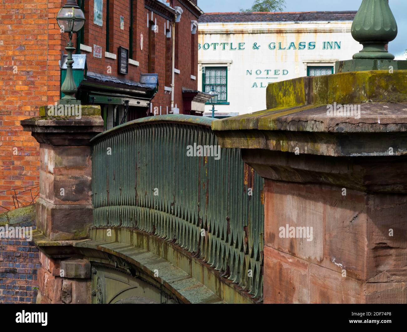 Canal Street Bridge e case in mattoni rossi al Black Country Living Museum a Dudley West Midlands Inghilterra Regno Unito Foto Stock