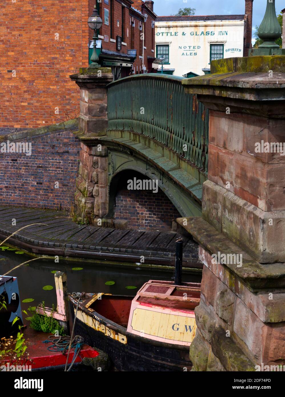 Canal Street Bridge e case in mattoni rossi al Black Country Living Museum a Dudley West Midlands Inghilterra Regno Unito Foto Stock
