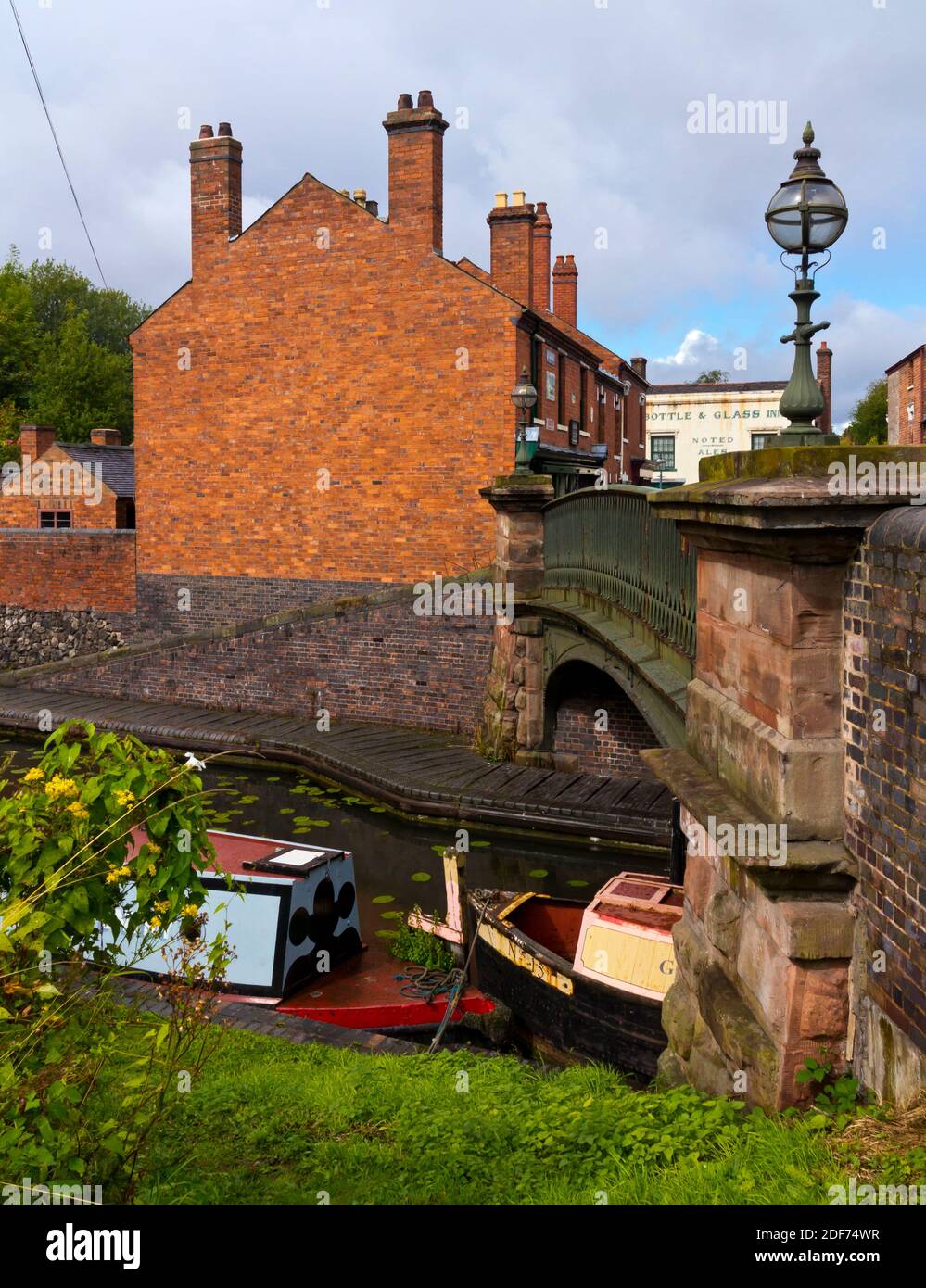 Canal Street Bridge e case in mattoni rossi al Black Country Living Museum a Dudley West Midlands Inghilterra Regno Unito Foto Stock