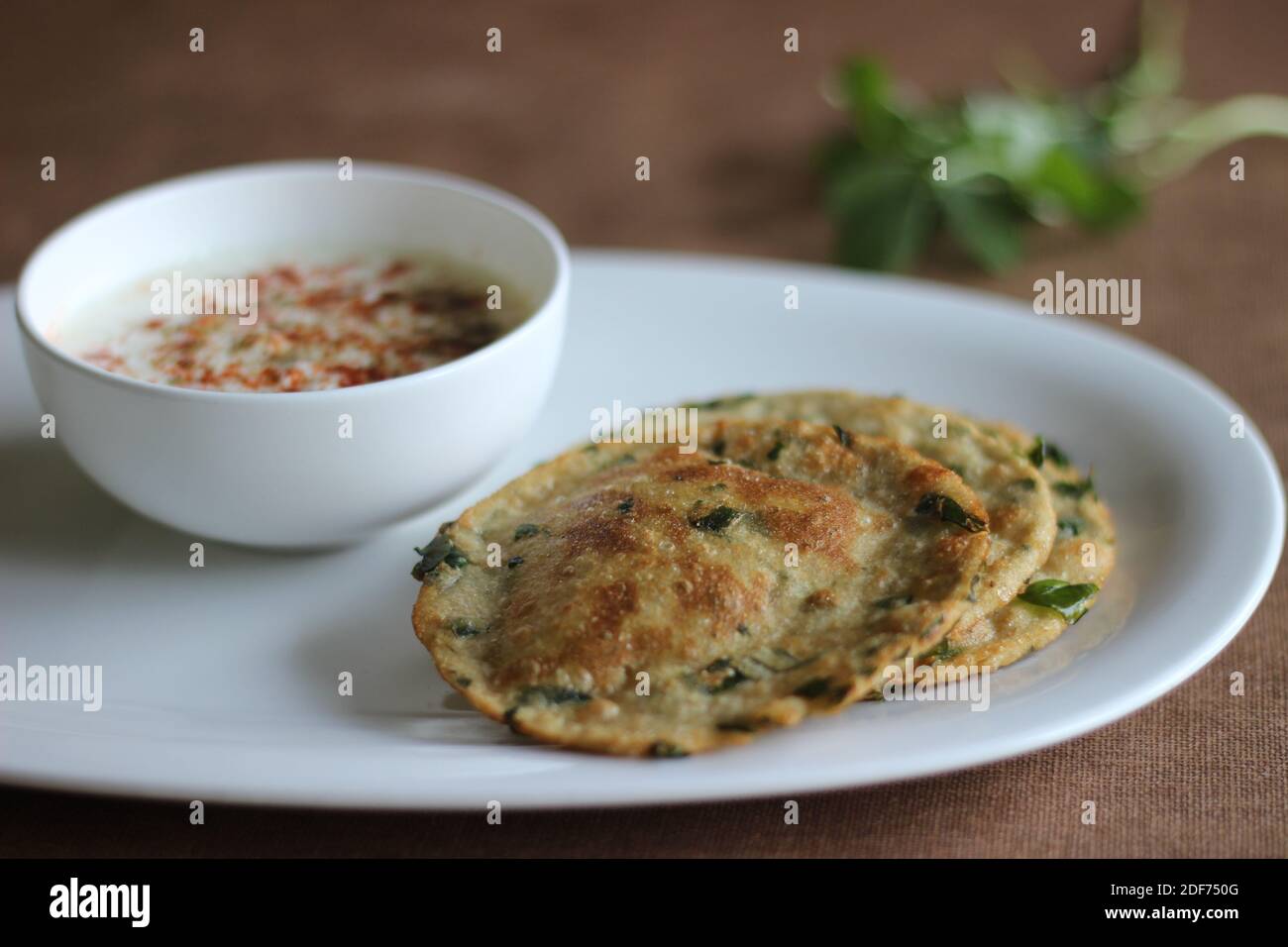 Un sano pane piatto indiano chiamato Methi poori fatto di farina integrale mescolata con foglie di Fenugreek, buon sapore se servito con cagliata mescolata con indiana Foto Stock