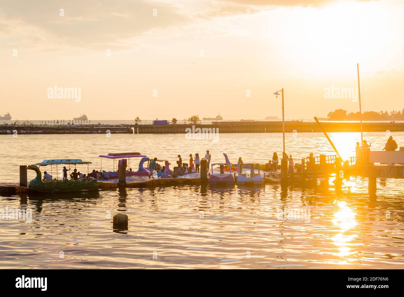 Il popolare Pantai Losari a Makassar, Sulawesi, Indonesia, è un popolare luogo nel tardo pomeriggio per la gente del posto Foto Stock