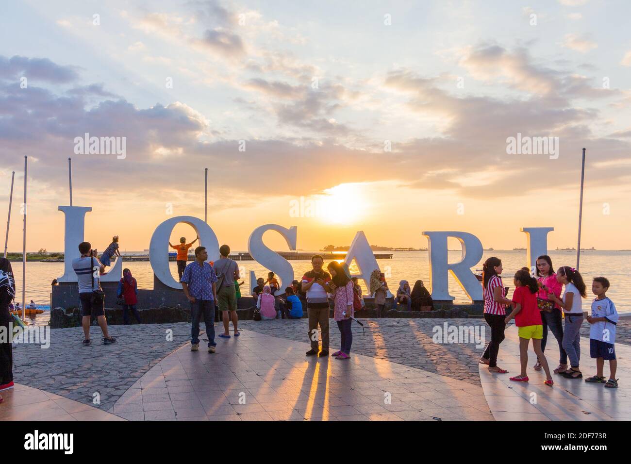 Il popolare Pantai Losari a Makassar, Sulawesi, Indonesia, è un popolare luogo nel tardo pomeriggio per la gente del posto Foto Stock