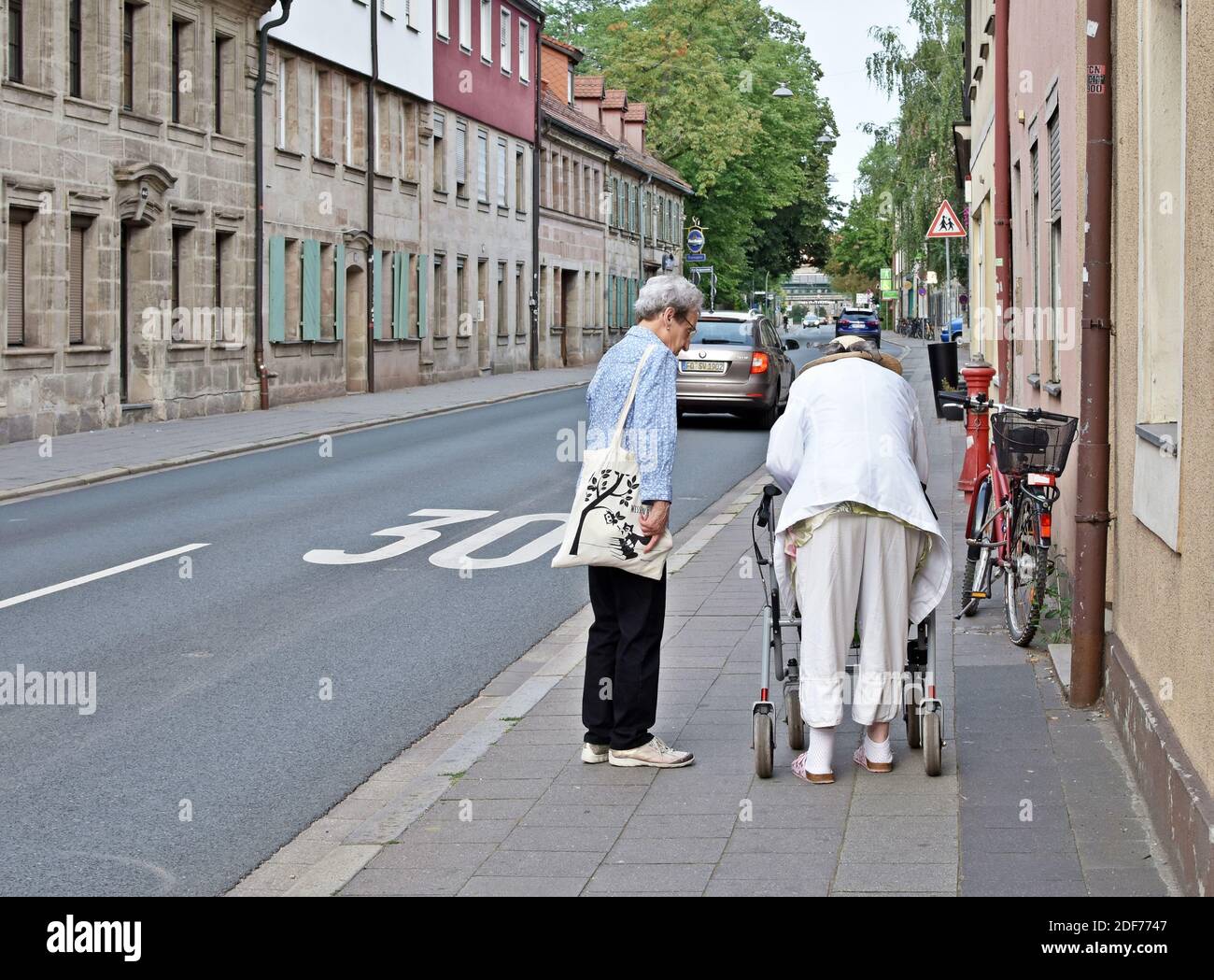 Due donne anziane che camminano per strada. Foto Stock