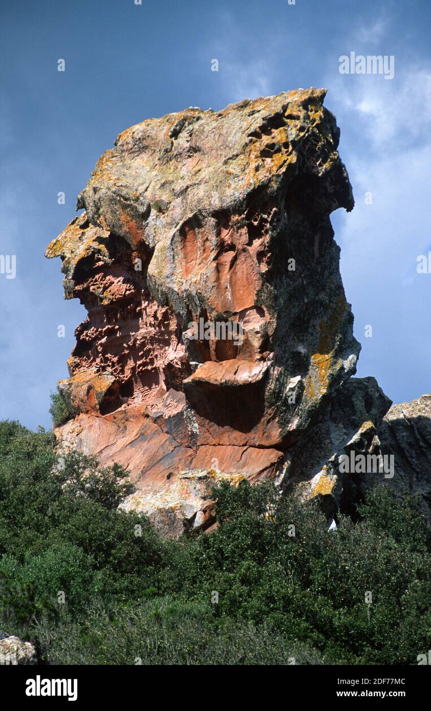 Penya de s'Indi o Penya des Indio (roccia indiana) è un monolito composto da arenaria rossa di Triassic. Minorca, Isole Baleari, Spagna. Foto Stock