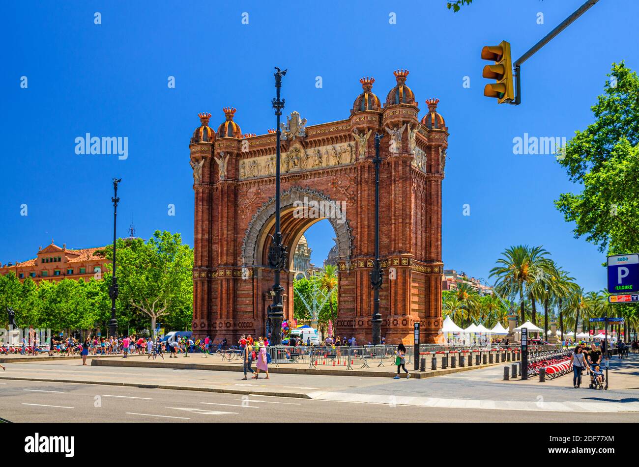 Barcellona, Spagna, 11 giugno 2017: Arc de Triomf o Arco de Triunfo è un arco trionfale nel centro storico di Barcellona, cielo blu chiaro nel giorno di sole b Foto Stock