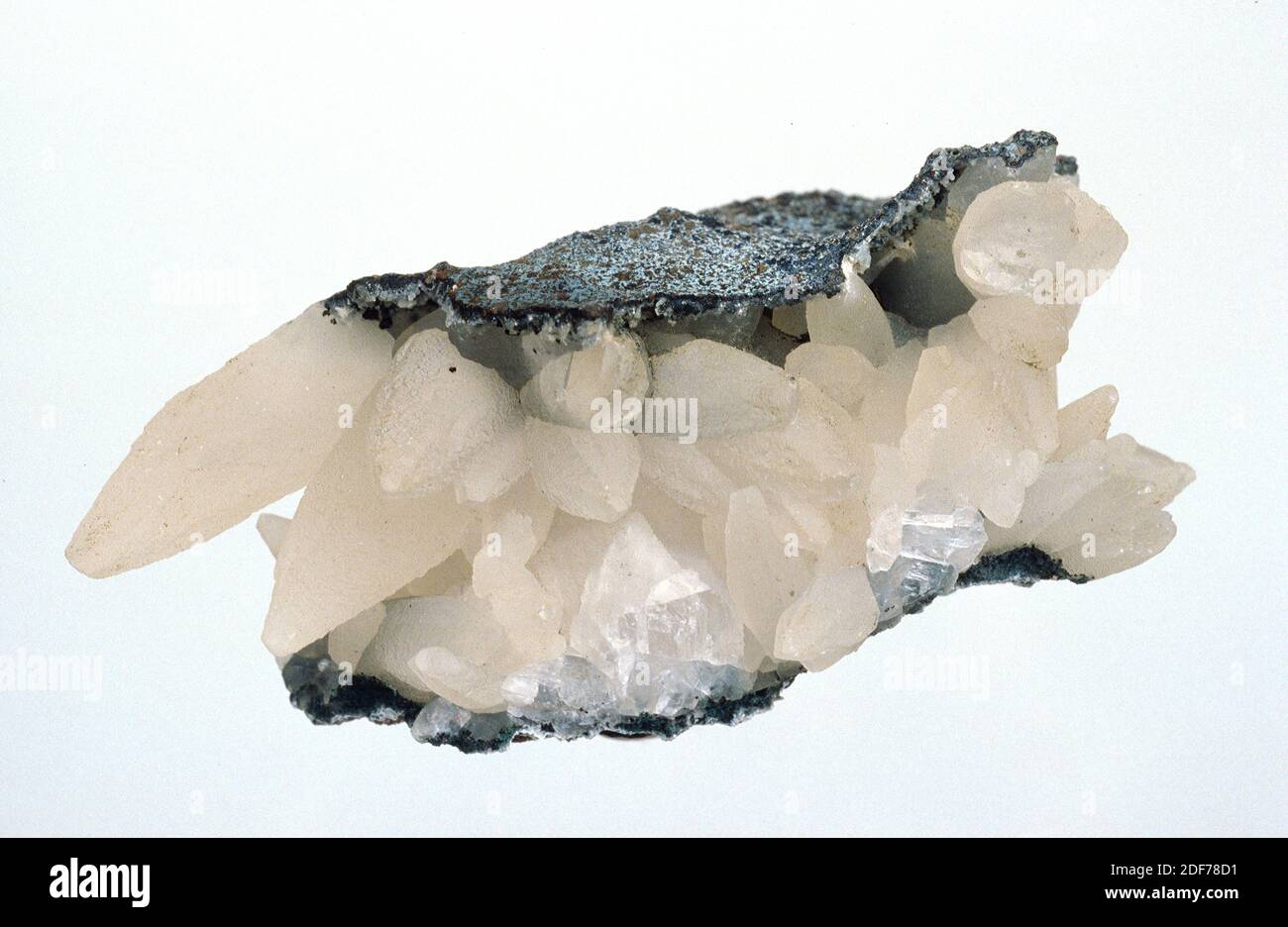 La calcite è un minerale di carbonato di calcio. Campione cristallizzato  Foto stock - Alamy