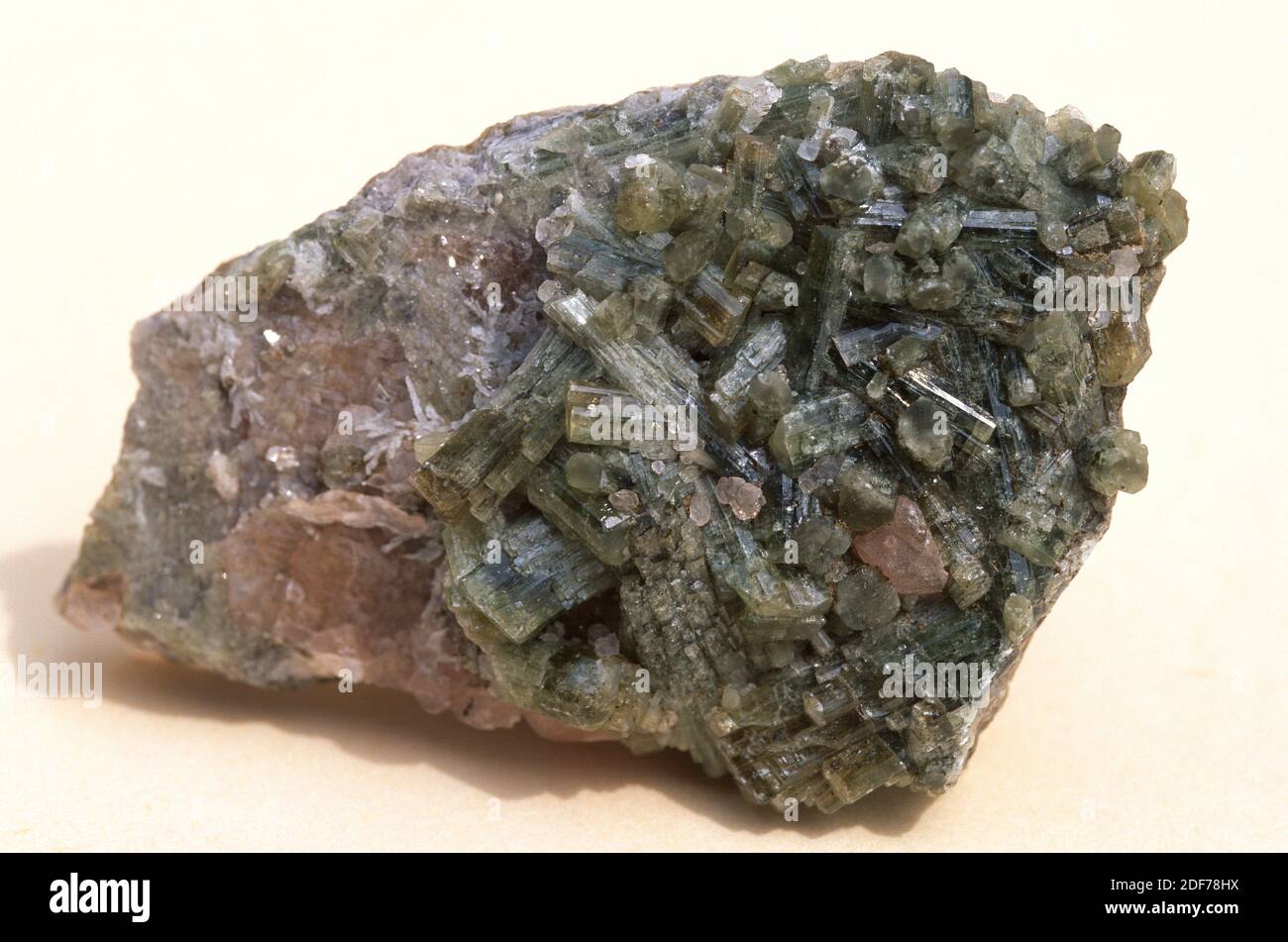 Il diopside è un minerale di silicato di calcio di magnesio del gruppo  piroxene. Campione cristallizzato Foto stock - Alamy