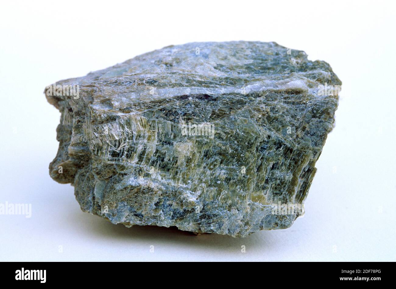 La serpentina è un minerale di silicato di ferro di magnesio idrato.  Campione Foto stock - Alamy