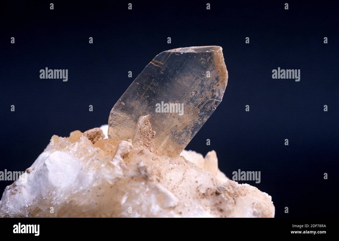 La selenite è una varietà trasparente di gesso. Il gesso è un minerale  idrato di solfato di calcio. Cristallo Foto stock - Alamy