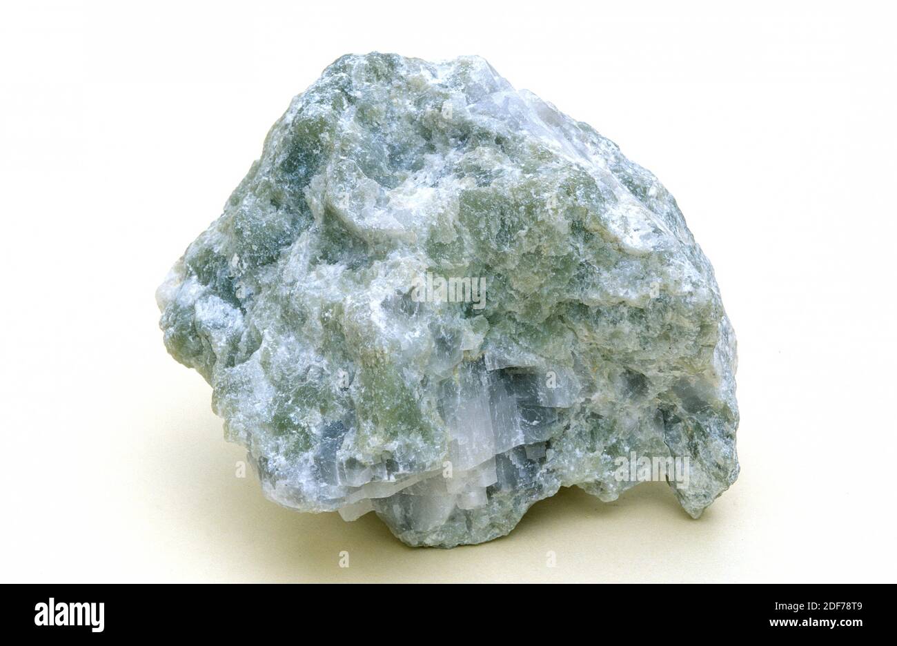 Il talco è un minerale di silicato di magnesio idrato. Campione Foto stock  - Alamy