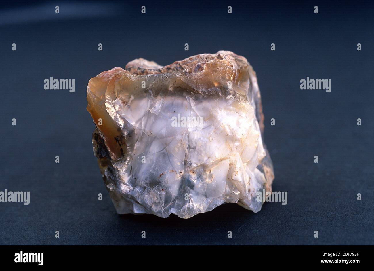 Opal è una varietà idratata di silice amorfa. Campione Foto stock - Alamy