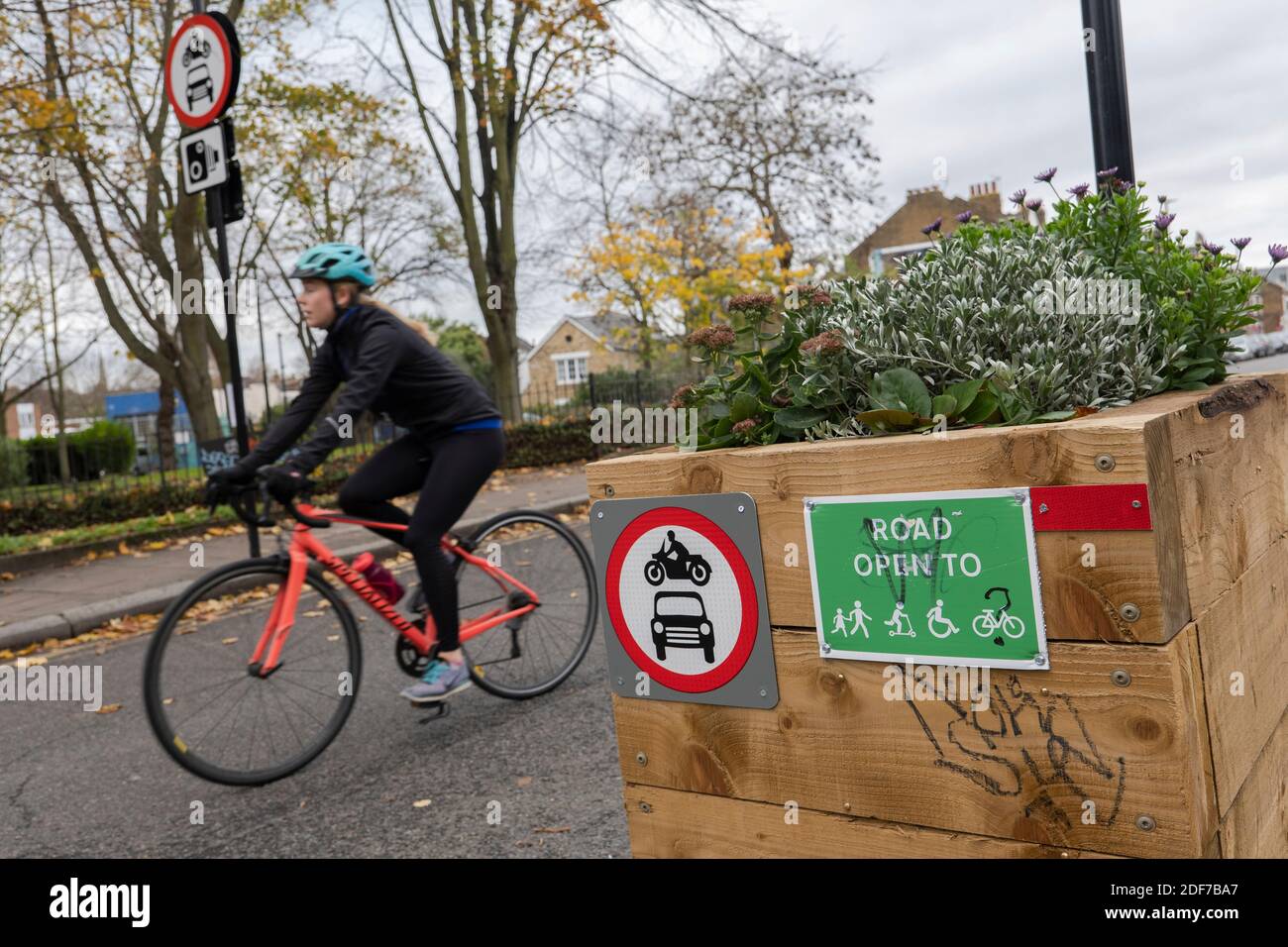 Una ciclista femminile su Railton Road a Brixton, Londra nel Regno Unito. Foto di Sam Mellish Foto Stock