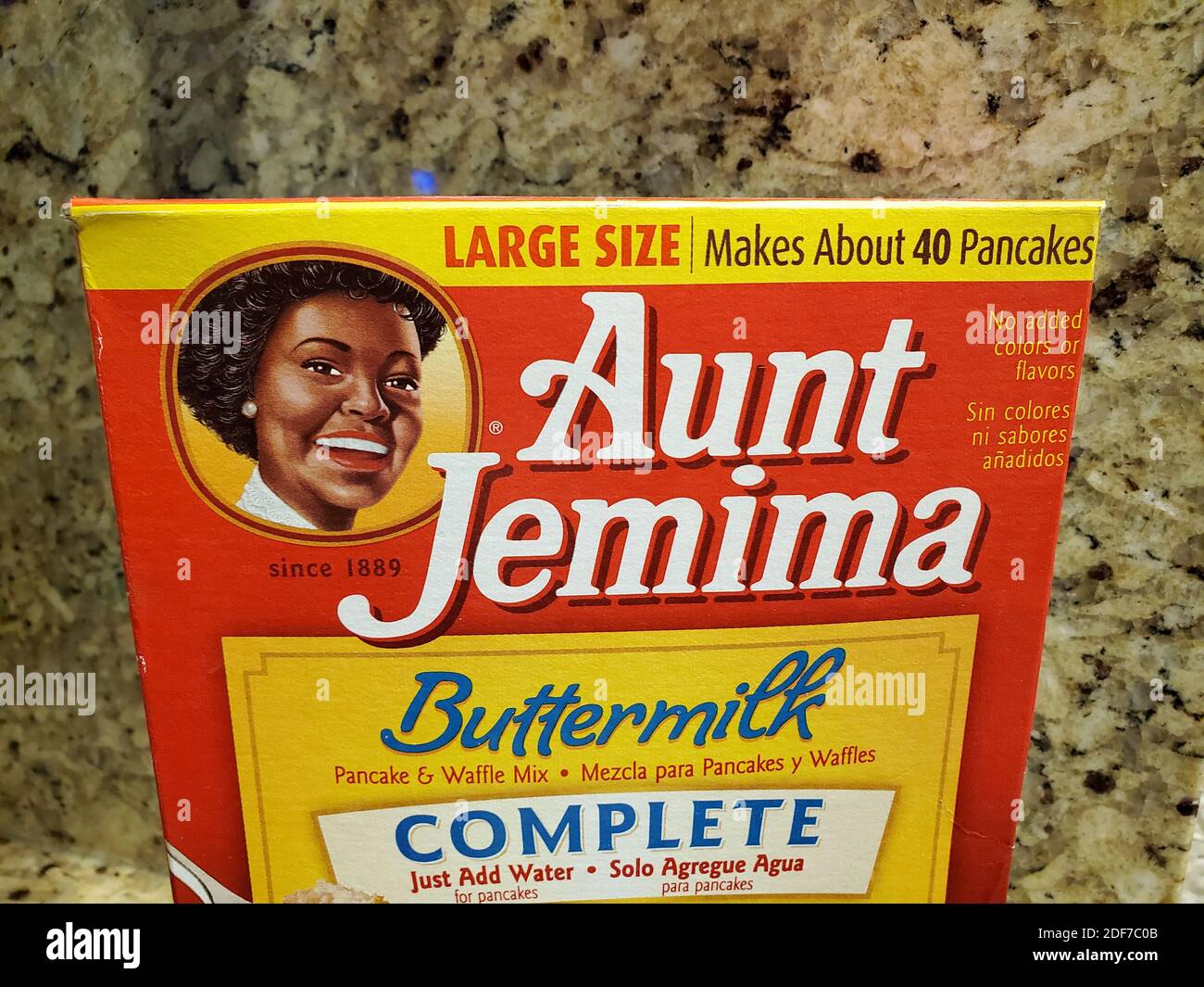 Primo piano di una scatola di Aunt Jemima Buttermilk Pancake e waffle Mix a San Ramon, California, 20 novembre 2020. () Foto Stock