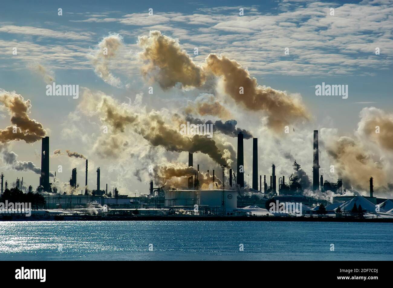 Inquinamento atmosferico From valle chimica in Sarnia Ontario Canada confinante Port Huron Michigan USA dalle raffinerie di petrolio Foto Stock