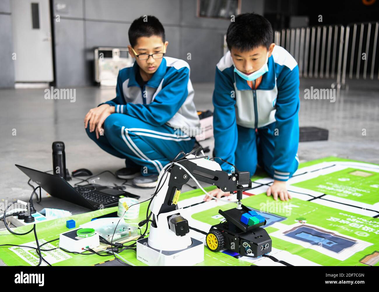 Foshan, provincia cinese di Guangdong. 3 dicembre 2020. I concorrenti provano i dispositivi durante le finali del concorso World Robot 2020 a Foshan, provincia di Guangdong, nella Cina meridionale, il 3 dicembre 2020. Le finali del World Robot Contest 2020 sono state aperte qui giovedì. I concorsi di quest'anno includono un concorso coesistente-cooperativo-cognitivo (Tri-Co), un concorso controllato Brain-computer Interface (BCI), un concorso di applicazioni robot e un concorso per giovani designer. Credit: Deng Hua/Xinhua/Alamy Live News Foto Stock