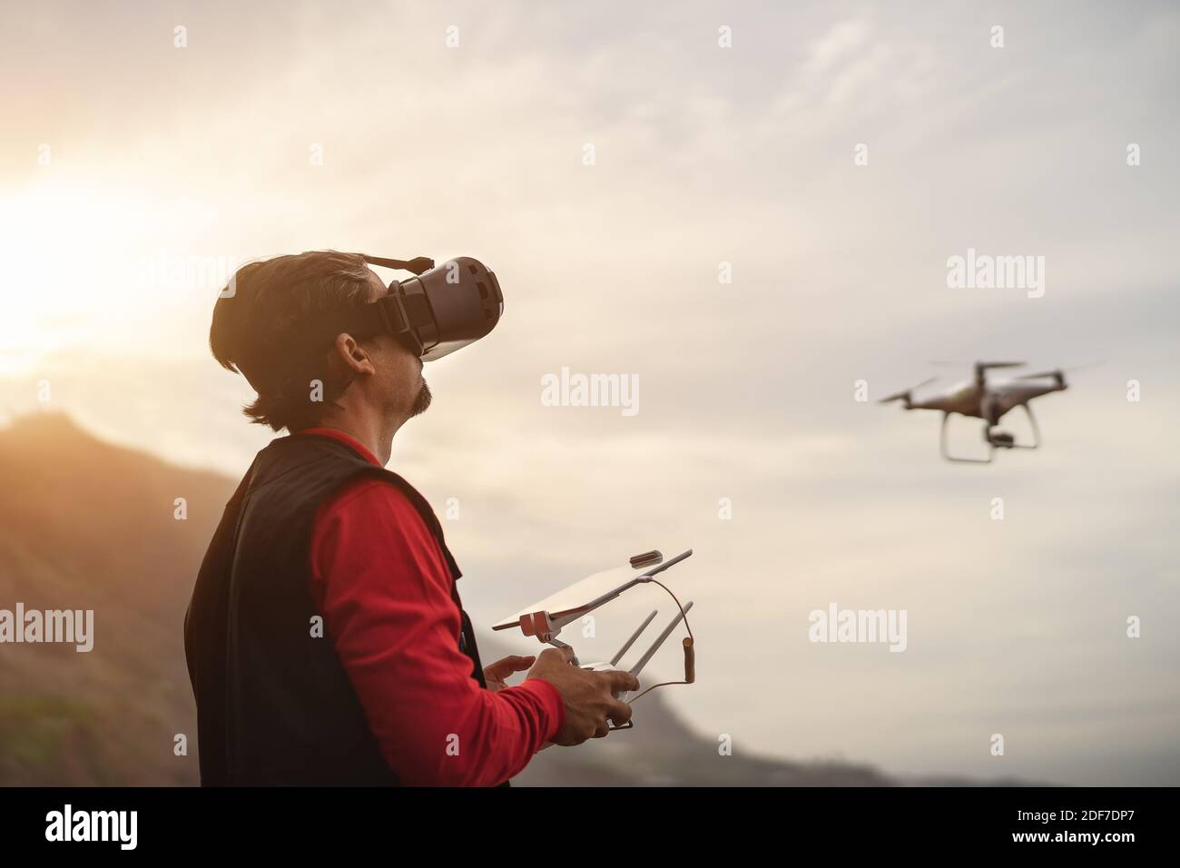 Pilota professionista maschile che fa esperienza fpv con gli occhiali di realtà virtuale E drone - concetto di tecnologia e innovazione Foto Stock