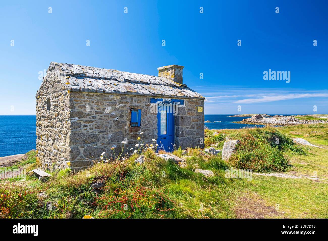 Francia, Finistere, Lanildut, ex casa doganale lungo il GR 34 sentiero escursionistico o sentiero doganale Foto Stock