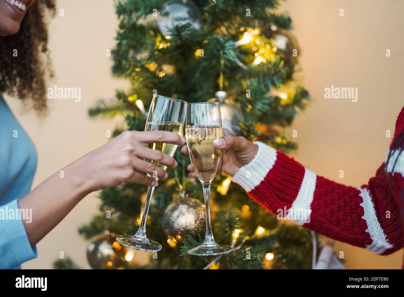 Buona tostatura con champagne per famiglie africane durante le vacanze di Natale Foto Stock