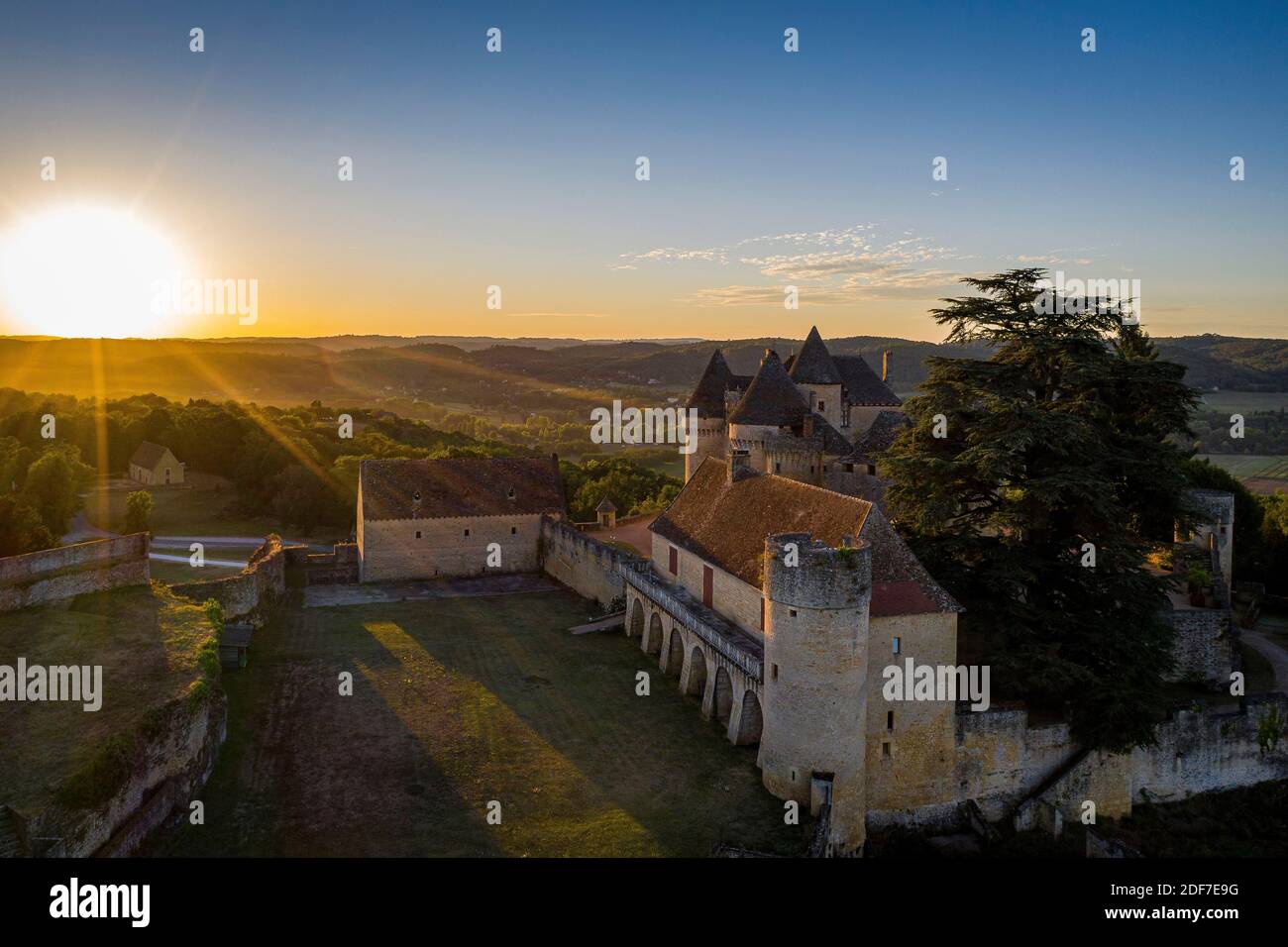 Francia, Dordogna, Perigord nero, Sainte-Mondane, Castello di F?nelon (vista aerea) Foto Stock