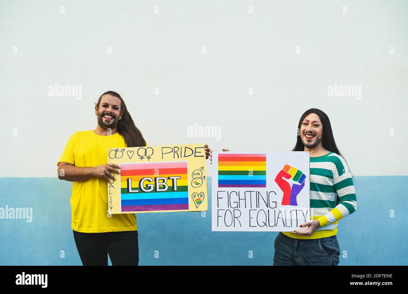 Felici attivisti della regina del trascinamento che si divertono durante la parata dell'orgoglio gay - concetto di movimento sociale LGBT Foto Stock