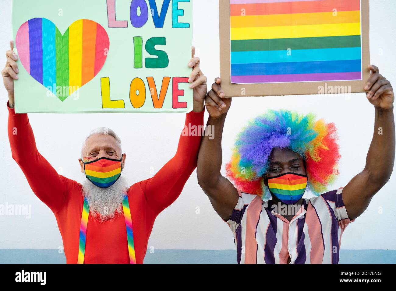 Attivisti di età ed etnia diverse che protestano per il sesso Uguaglianza - concetto di movimento sociale LGBT Foto Stock