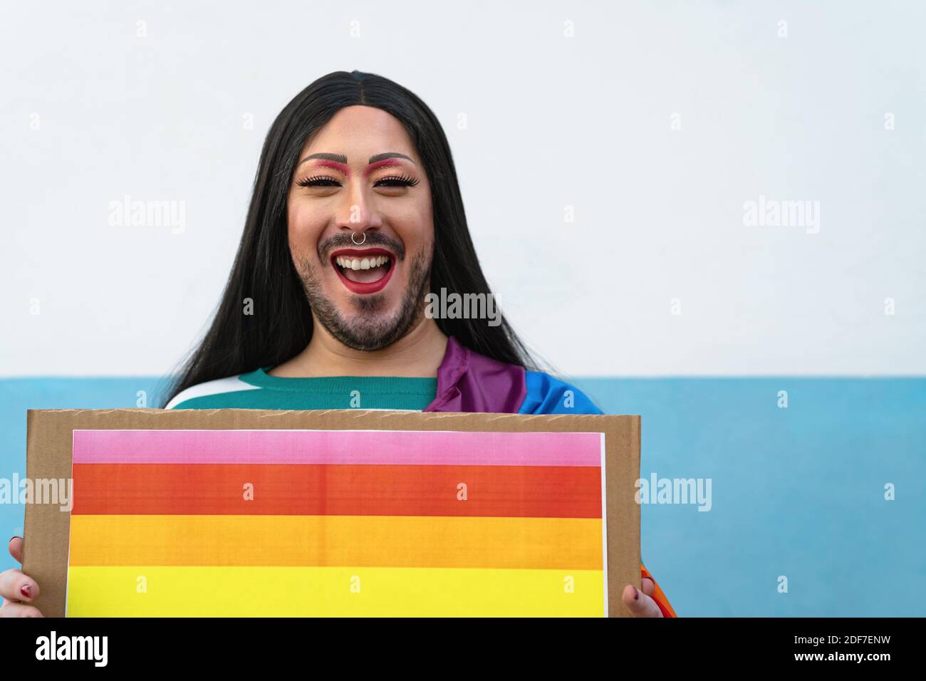 happy drag regina attivista che si divertono durante la sfilata gay orgoglio - concetto di movimento sociale LGBT Foto Stock