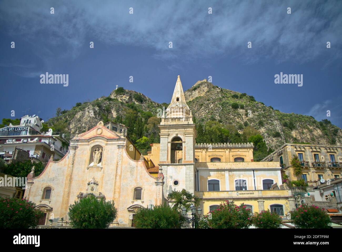 Taormina è una città collinare sulla costa orientale della Sicilia. Si trova vicino all'Etna, un vulcano attivo con sentieri che conducono alla cima. Foto Stock