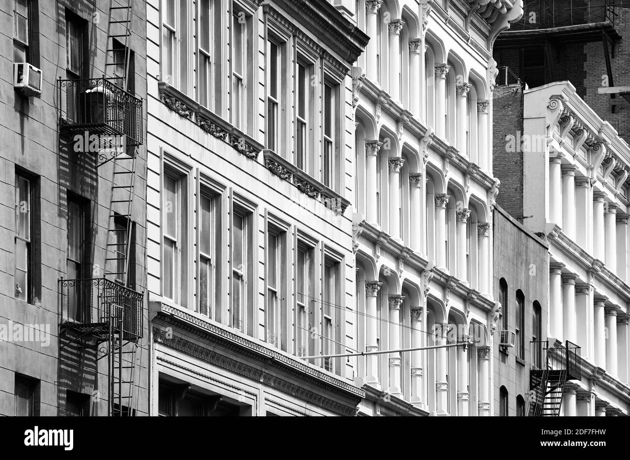 Foto in bianco e nero della variegata architettura di New York, USA. Foto Stock