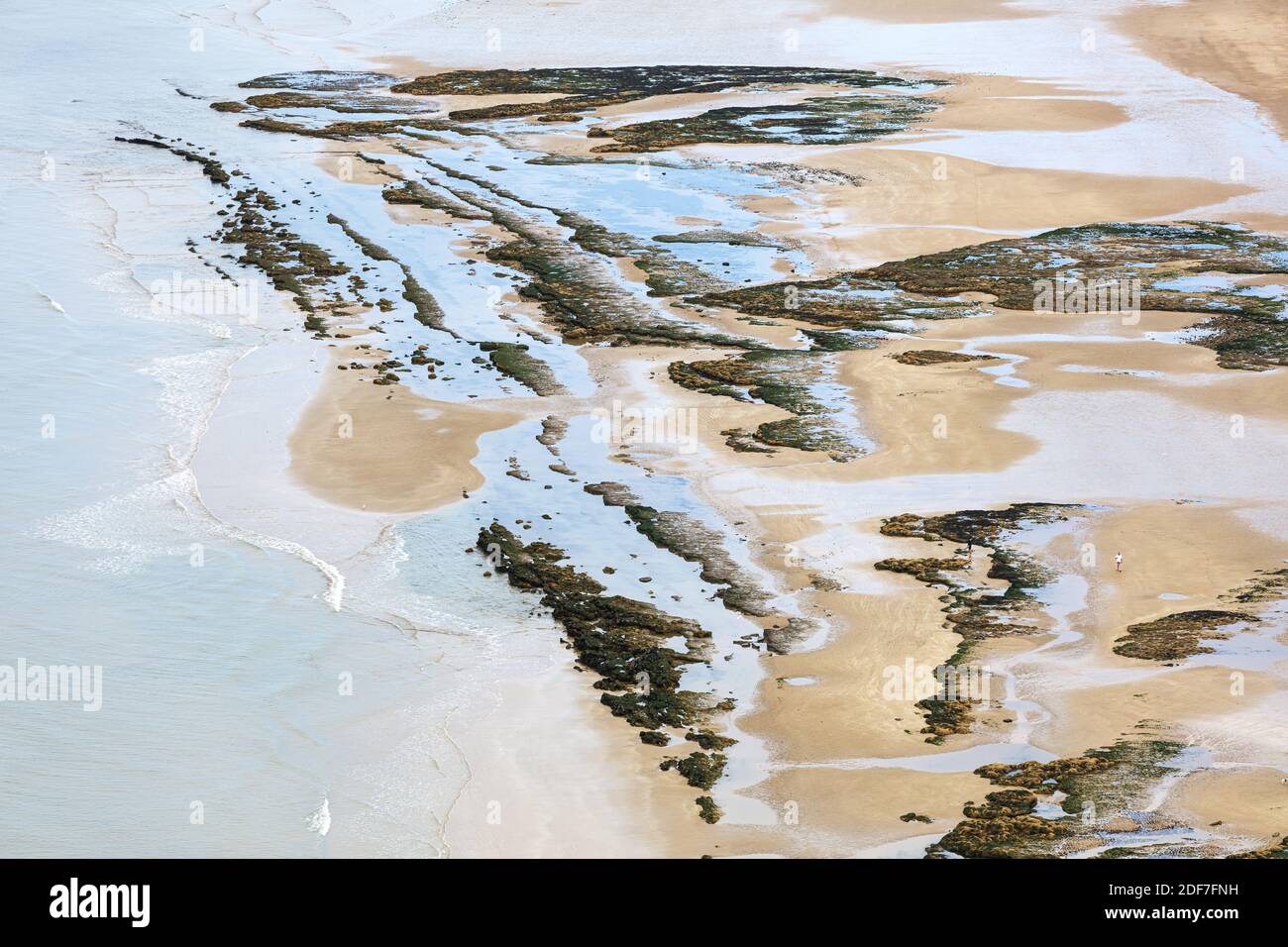 Francia, Vendee, Les Sables d'Olonne, rocce sulla spiaggia di Sauveterre a bassa marea (vista aerea) Foto Stock