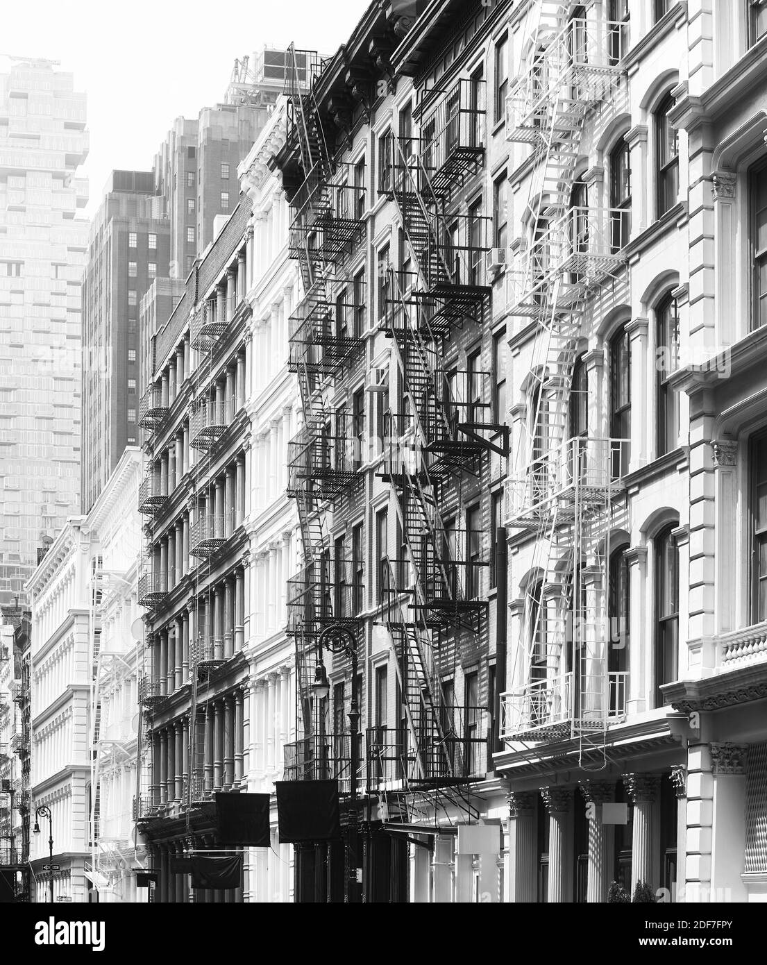 Foto in bianco e nero di edifici facciate con scappate di fuoco, New York City, USA. Foto Stock