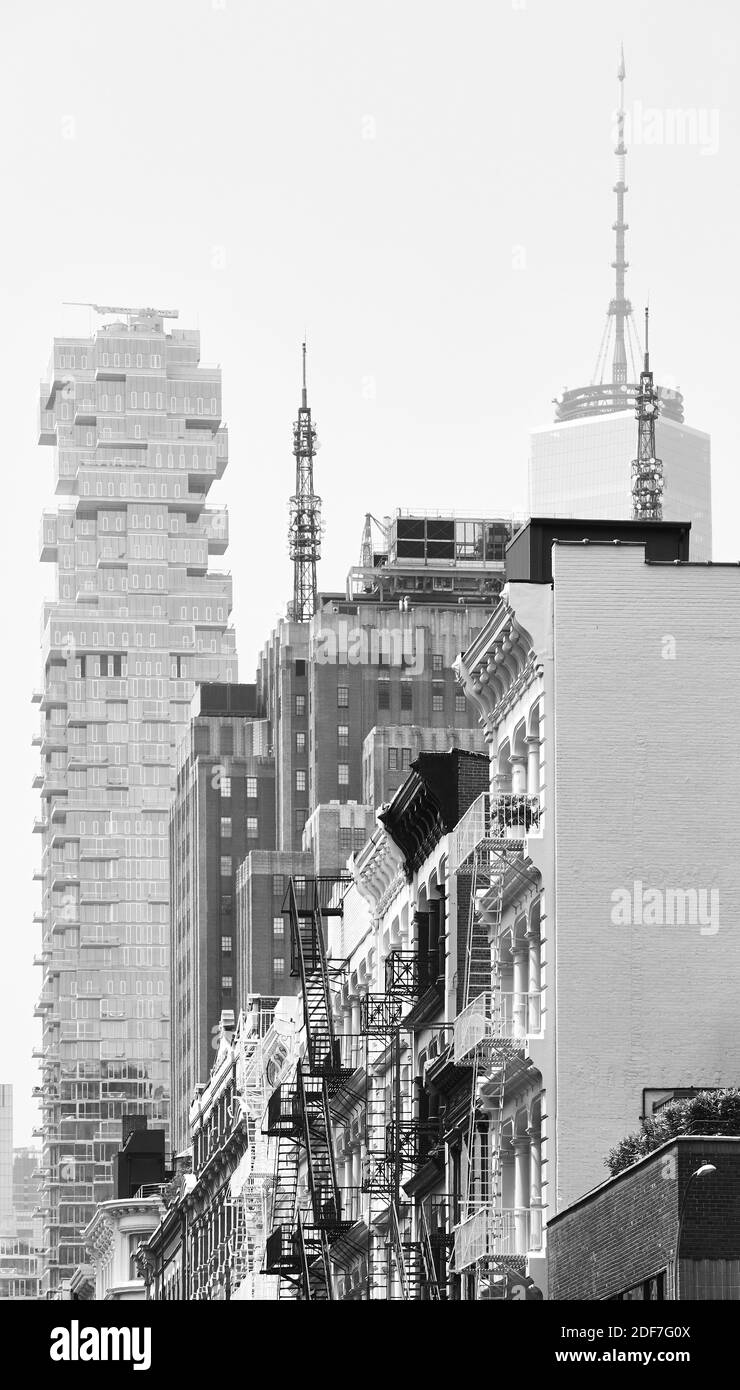 Foto in bianco e nero di edifici moderni e vecchi con scappate di fuoco, New York City, USA. Foto Stock