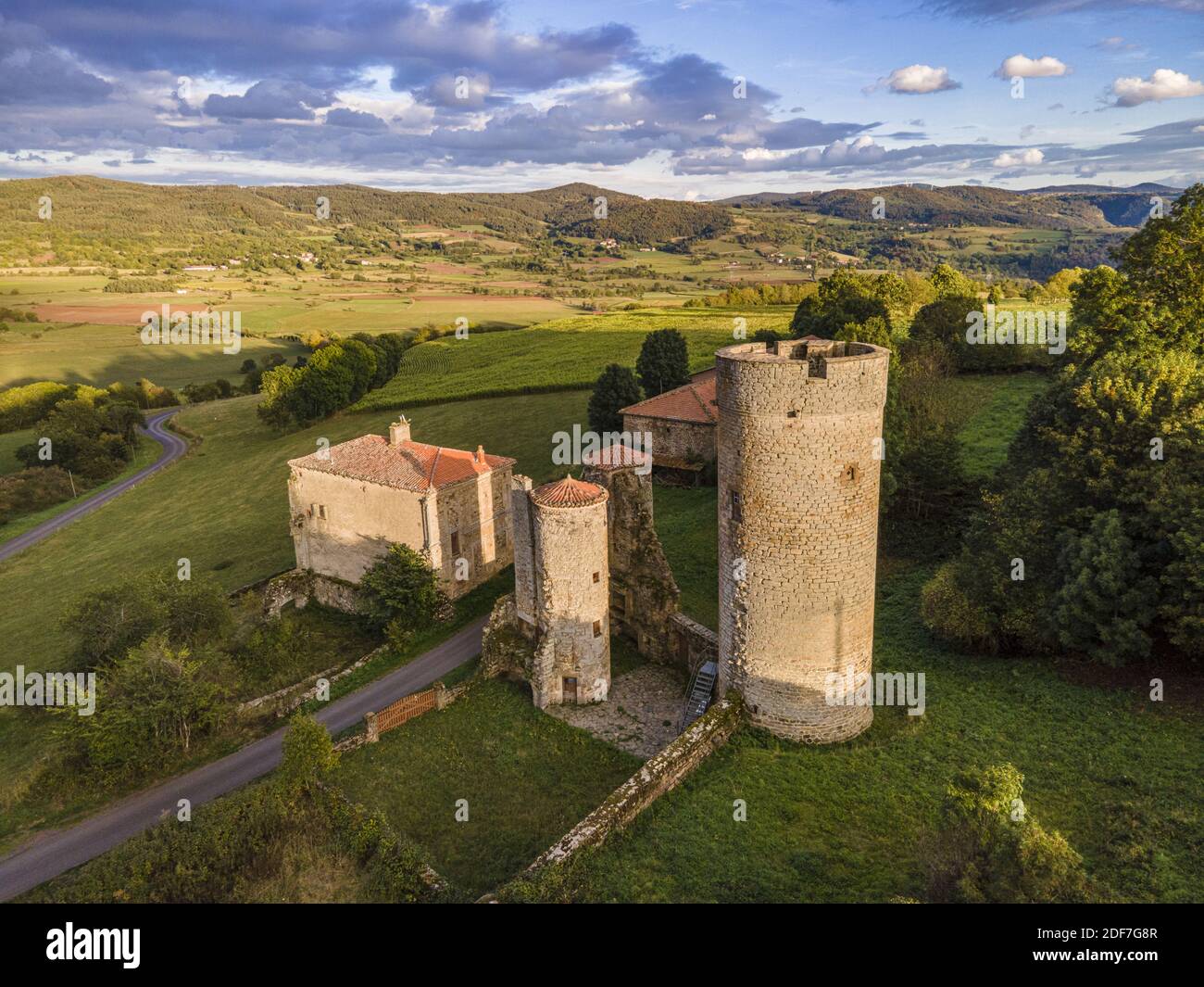 Francia, alta Loira, Saint Privat d'Allier, Castello di Mercoeur, valle dell'Allier (vista aerea) Foto Stock